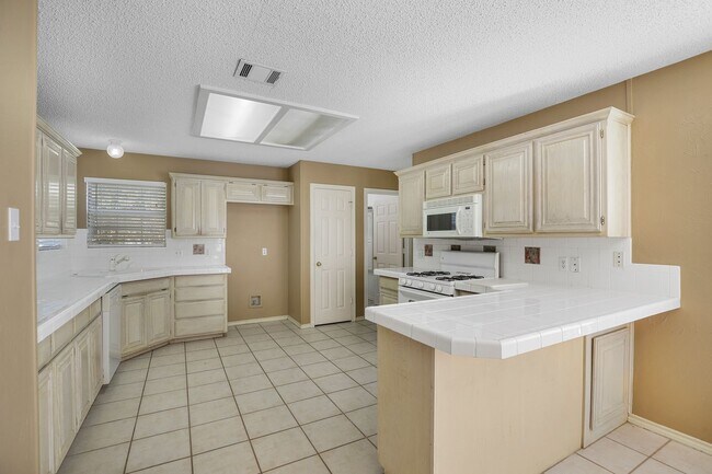 Building Photo - 3040 Flamingo Cir