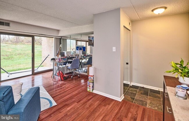 Building Photo - 61 Hermitage Dr