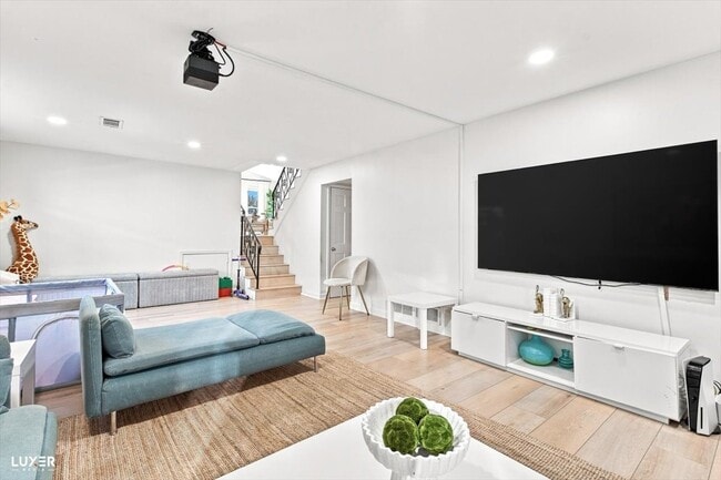 Building Photo - 521 Lavergne Ave
