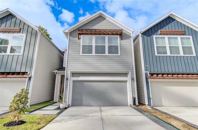 Building Photo - 704 Pinemont Dr