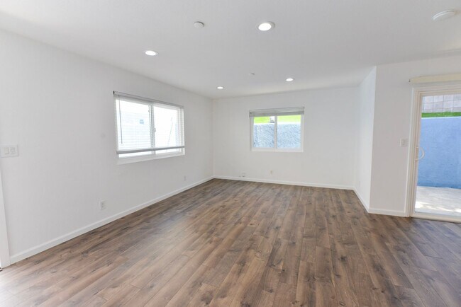 Building Photo - 257 Avenida Victoria