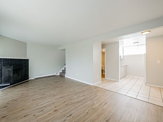 Building Photo - Freshly Updated 2BR Home in Prime White Lake Location!