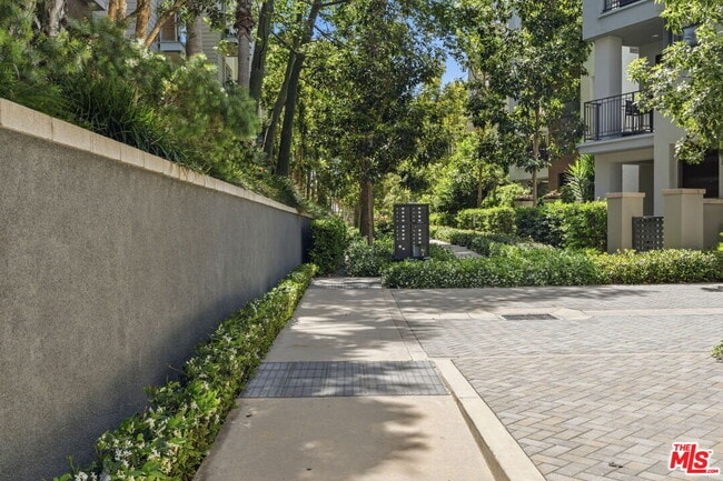 Building Photo - 12655 Bluff Creek Dr