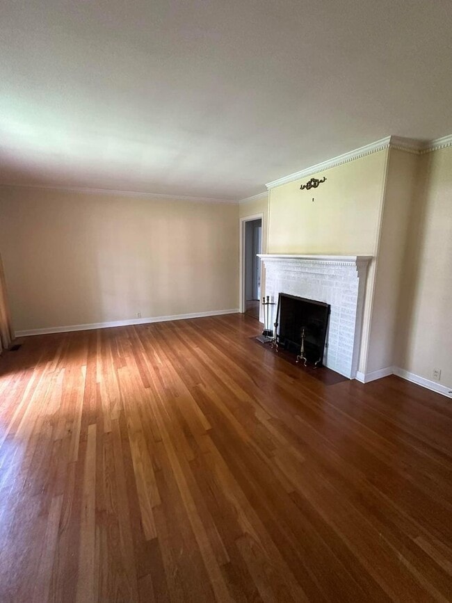 Building Photo - 3 Bed 1 Bath Brick Home - Corner Lot