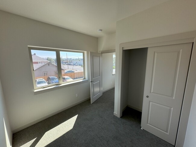 Building Photo - 801 N 16th Ave