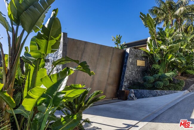 Building Photo - 1851 N Stanley Ave