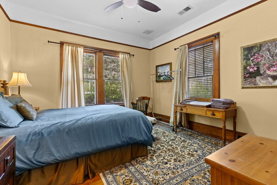 Building Photo - 305 NE 4 St