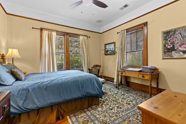 Building Photo - 305 NE 4 St