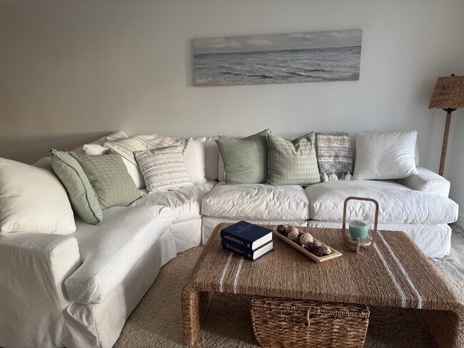 Building Photo - 1050 Hillsboro Mile