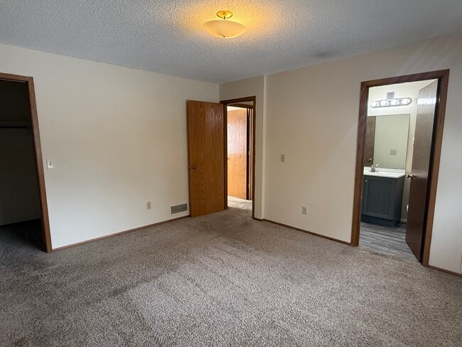 Building Photo - 2528 Birchview Ln