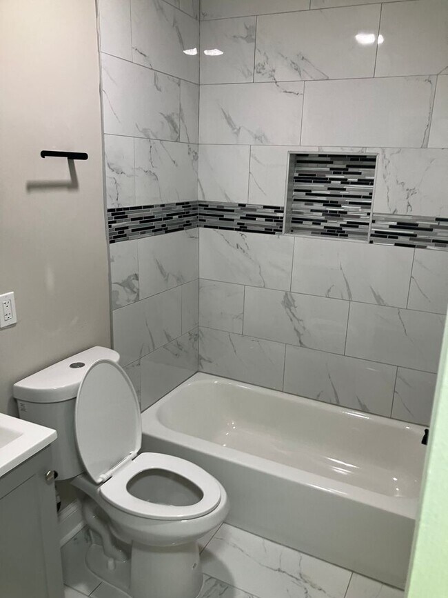 Building Photo - Rare 7-Bedroom, 3.5-Bath Home with Generous Living Space