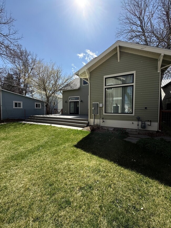 Building Photo - 425 S Yellowstone St