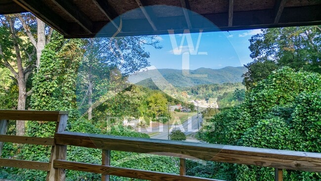 Building Photo - Beautifully remodeled 4 bedroom 2 bath home in Sylva available for year-long lease $2000 a month