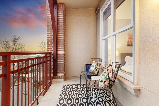 Building Photo - Gorgeous condo with city views