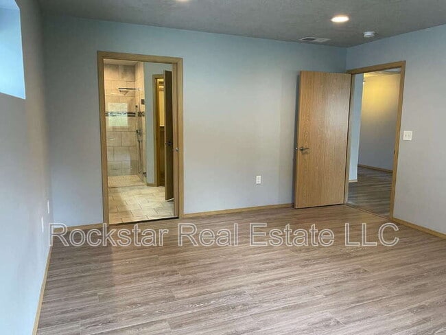 Building Photo - 625 E Canterbury Ln