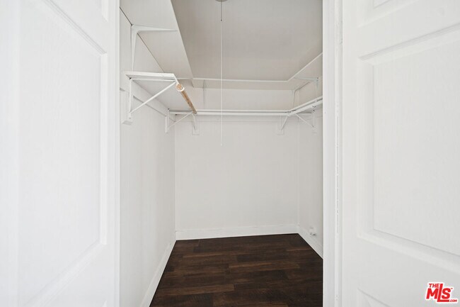 Building Photo - 5380 Romaine St