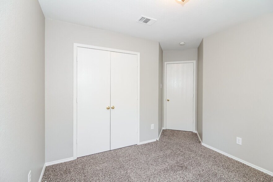 Building Photo - 209 Tulip Ln