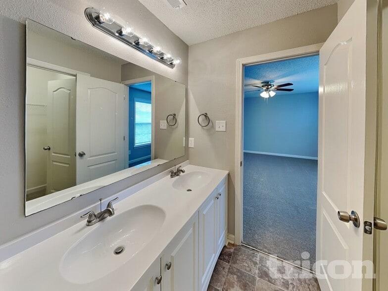 Building Photo - 915 Littleton Dr