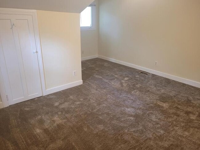 Building Photo - Perfect For Student Housing! 4 Bedroom Hou...
