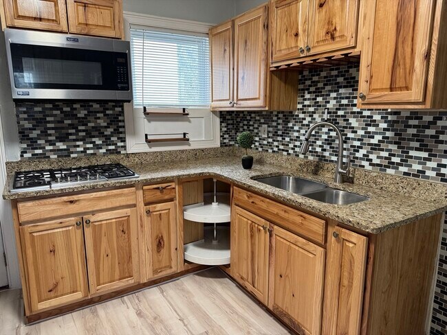 Building Photo - 409 Moody St