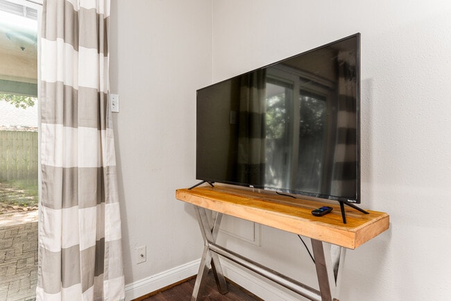 Building Photo - 1043 Grand Jct Dr