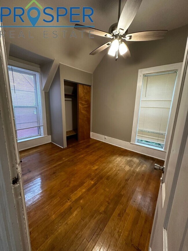 Building Photo - Charming 4 Bedroom House on Earl Street - Available June 2026