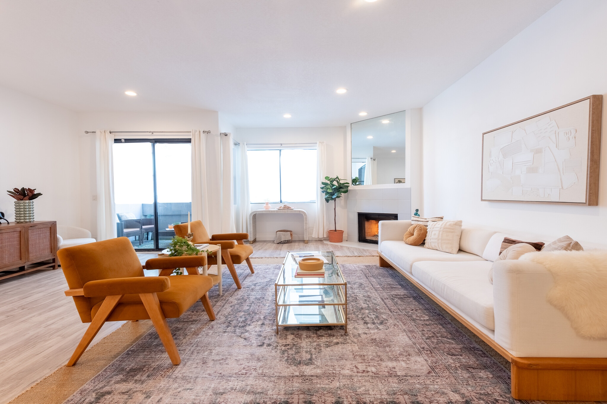 Living Room with Fireplace - 839 Larrabee St