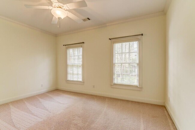Building Photo - 704 Longleaf Dr NE