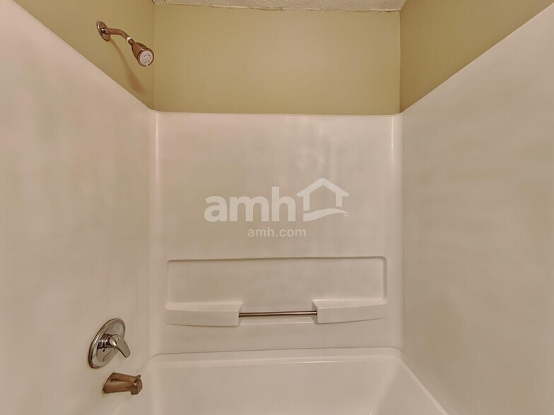 Building Photo - 4024 Walnut Crossing Dr