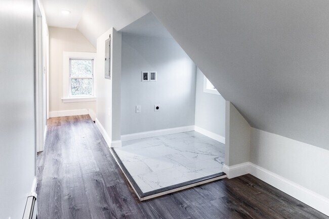 Building Photo - 17 Bickerton St