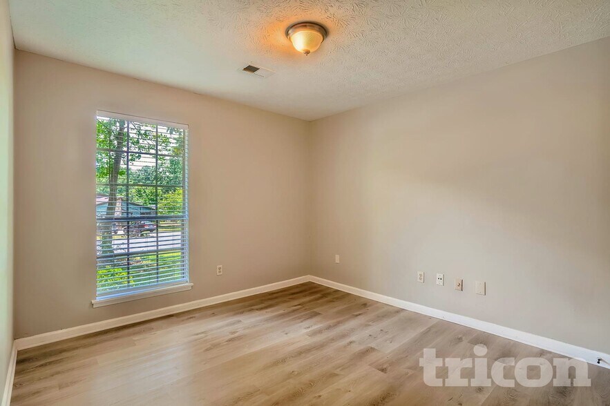 Building Photo - 9980 Lake Forest Way