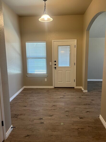 Building Photo - 4300 Hunters Place Dr