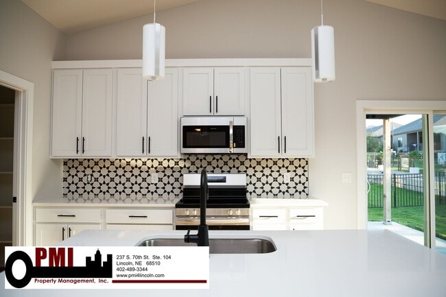 Building Photo - 5 Bedroom 3 bath, beautiful home in North ...
