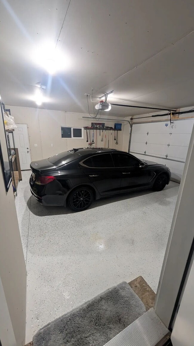 Building Photo - Furnished Queen Room with Closet & Private Bath