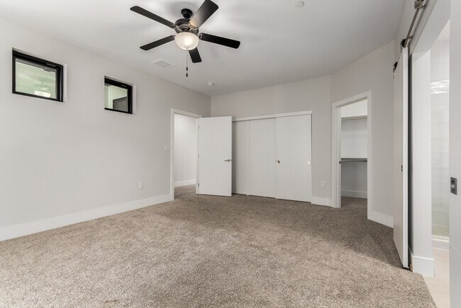 Building Photo - 165 E Lexington Ave