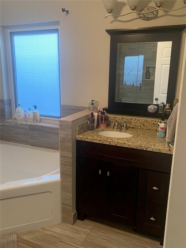 Building Photo - 14046 S Cypress Cove Cir