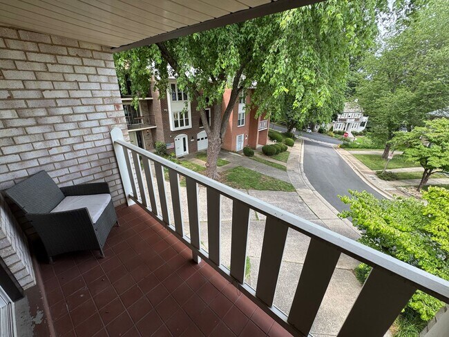 Building Photo - Refreshing 4 Bed 2/2 Bath End Unit Townhom...