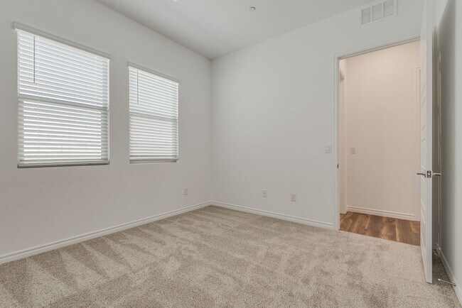 Building Photo - 12608 Heritage Hts Dr