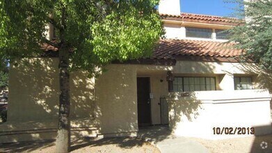 Building Photo - 3 Bedroom 2 Bathroom Near ASU! Full size W...