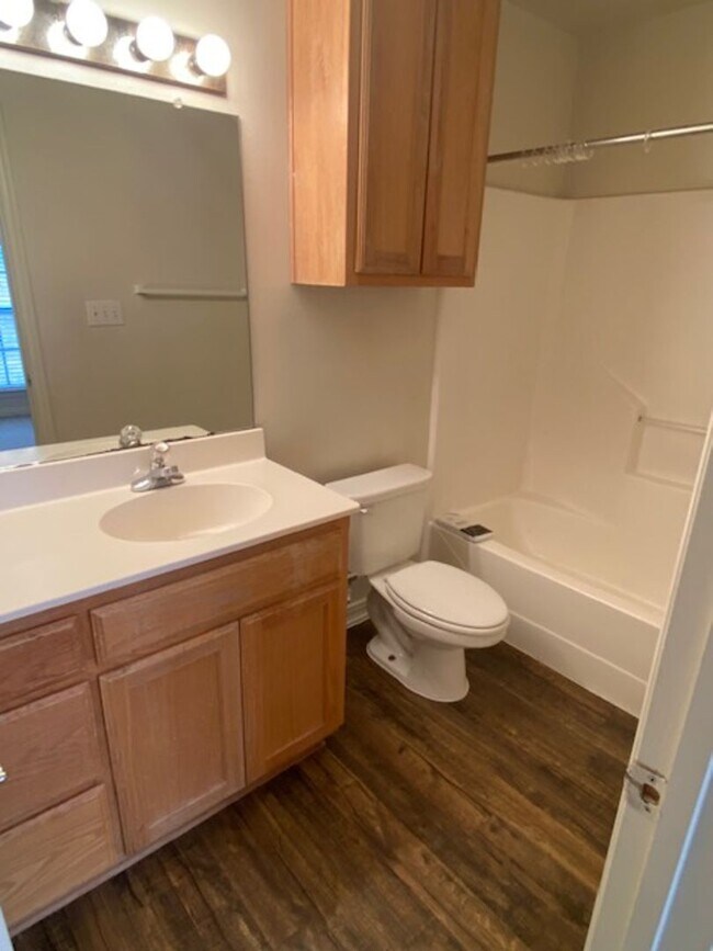Building Photo - 2 BEDROOM 2.5 BATH TOWNHOME