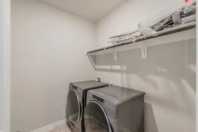 Laundry room - 7501 Sunset Blvd