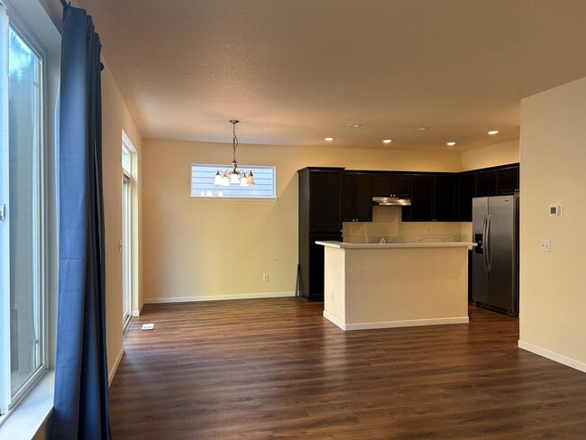 Building Photo - Spacious 4 Bedroom (plus den), 3 Bath Home...