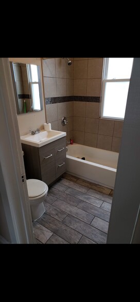 Building Photo - 5410 W Wrightwood Ave