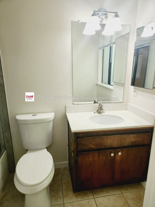 Building Photo - Renovated Halfplex! - Available Now!!