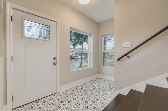 Building Photo - 1215 W Gray St