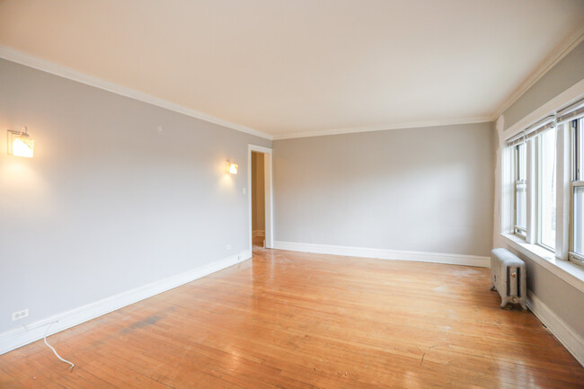Building Photo - 2420 W Lunt Ave