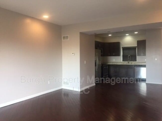 Building Photo - 6 Regina St