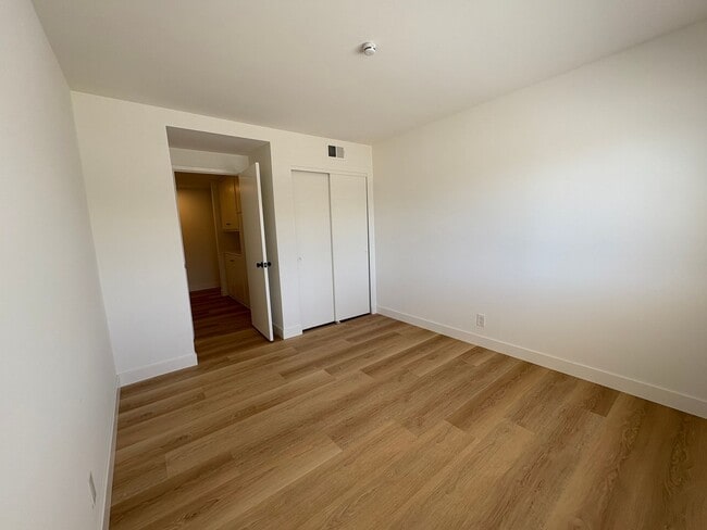 Building Photo - East End Ventura Gem - Spacious, Sunny & Immaculate