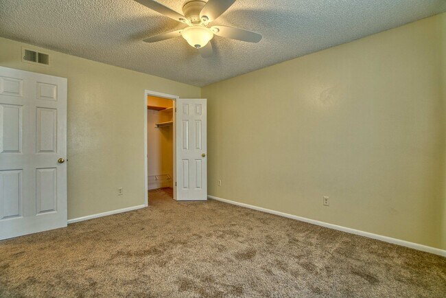 Building Photo - Bright End-Unit Condo – 2 Bed/1 Bath, Single-Level, No Stairs!