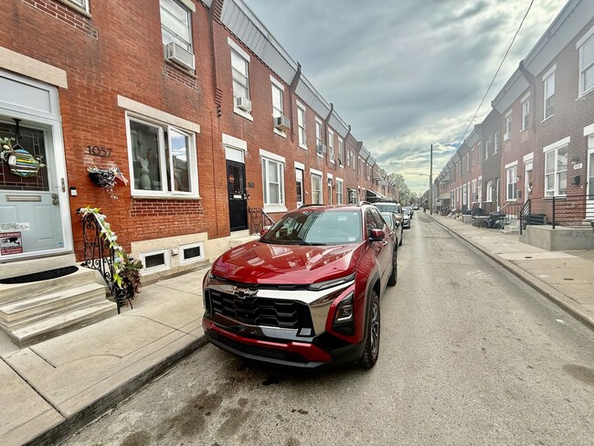 Building Photo - SPACIOUS & MODERN 3 BED/1.5 BA HOUSE w/ Central AC-HARDWOOD Flooring-WASHER/DRYER & Rear PATIO in...